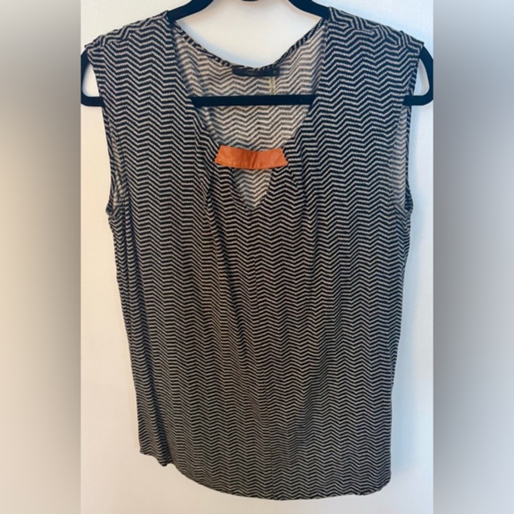 Patterned sleeveless top with faux leather accent🧡